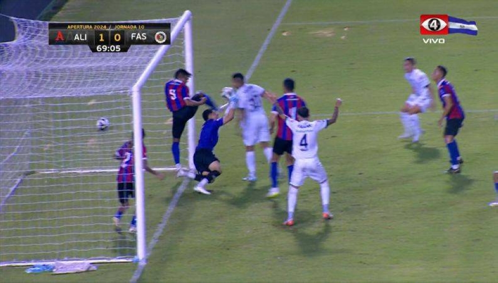 El gol de Emerson Mauricio generó mucha polémica. ,image_description: