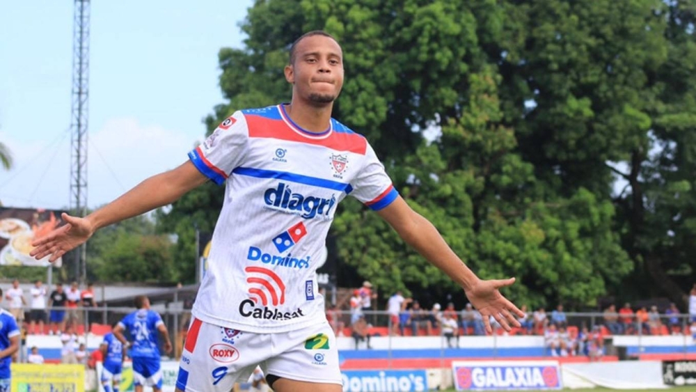 Gustavo Moura, uno de los tres brasileños del Firpo. ,image_description: