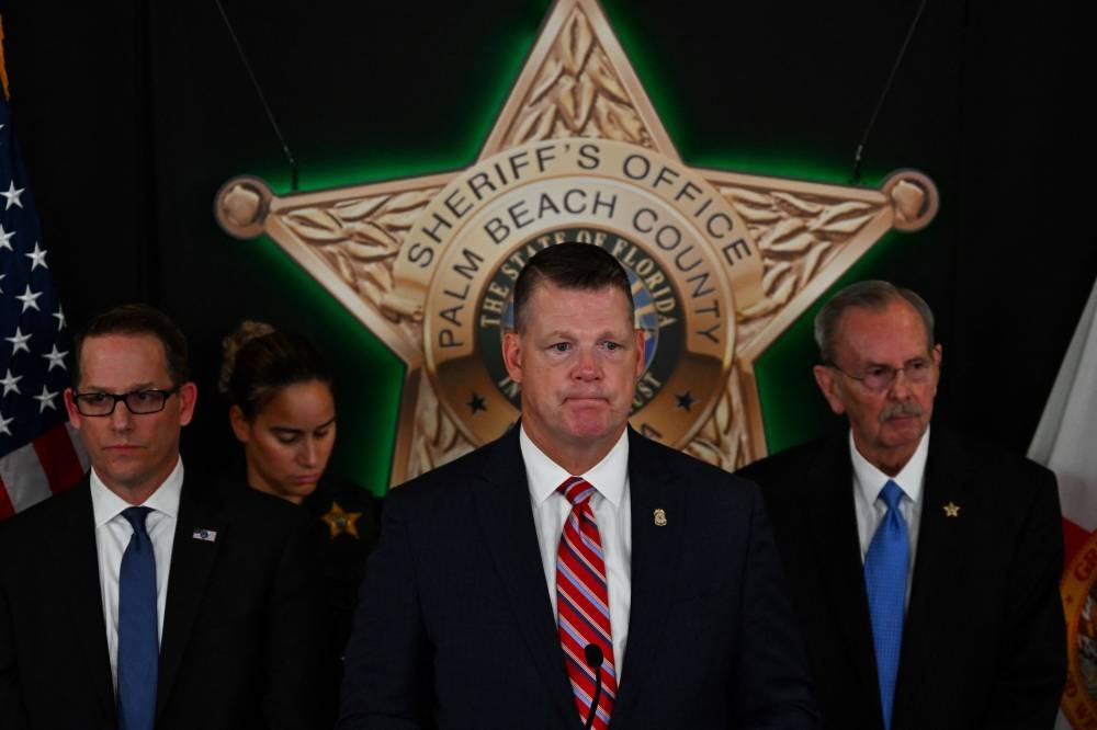 El director interino del Servicio Secreto de EE. UU., Ronald Rowe Jr., observa durante una conferencia de prensa sobre el intento de asesinato del ex presidente de EE. UU. y candidato presidencial republicano Donald Trump, en la Oficina del Sheriff del condado de Palm Beach el 16 de septiembre de 2024 en West Palm Beach, Florida/ Foto por Chandan Khanna AFP.,image_description: