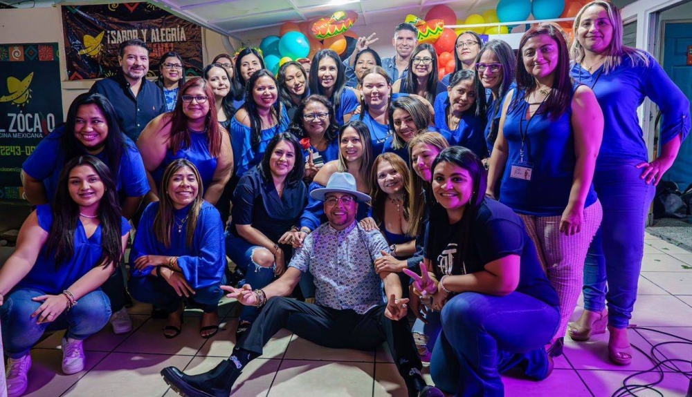 Abel con sus fieles fans de El Salvador, el pasado mes de enero. ,image_description: