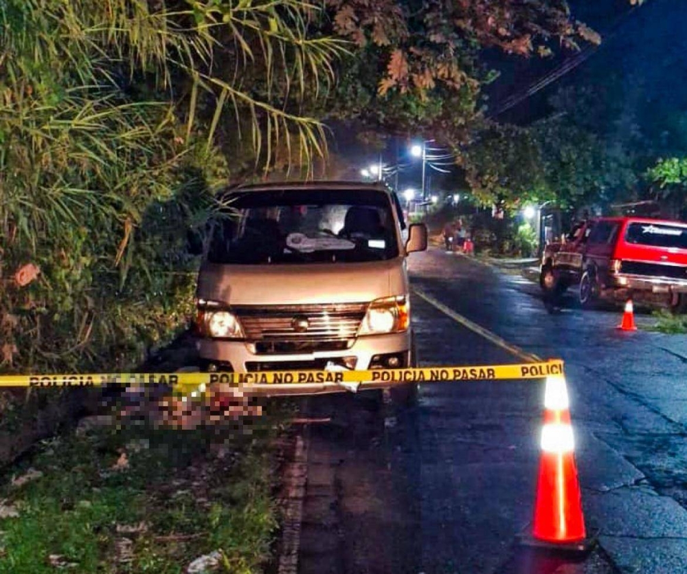 Un microbús estuvo involucrado en el accidente y muerte de un motociclista en carretera a Los Naranjos, Sonsonate/ Foto cortesía PNC.,image_description: