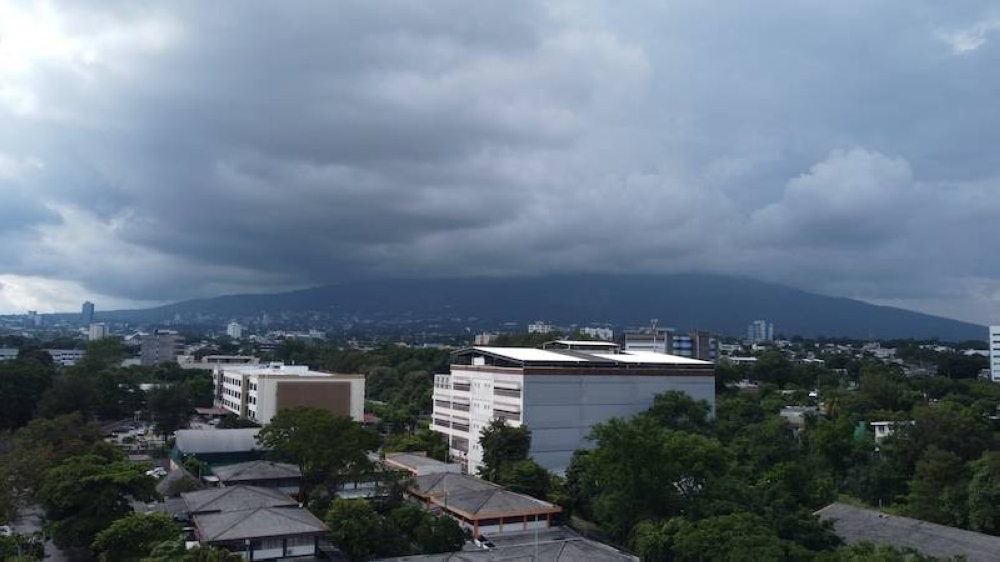 La vista de un cielo nublado en el área metropolitana de San Salvador.,image_description: