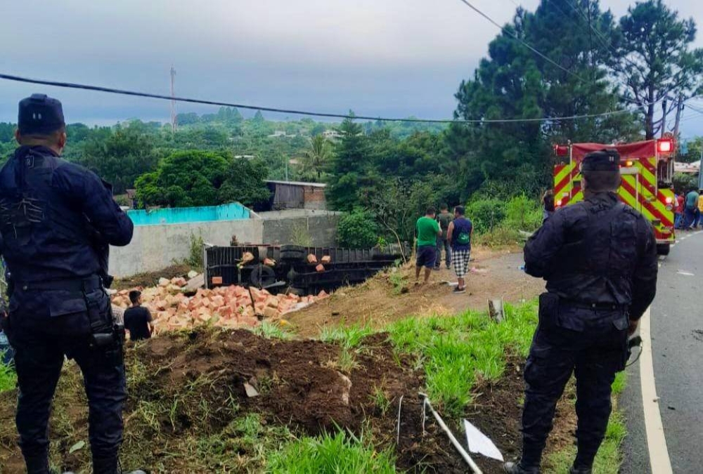 Accidente en el cantón San José La Majada, distrito de Juayúa, Sonsonate Norte/ Foto tomada de la cuenta de X de la PNC.,image_description: