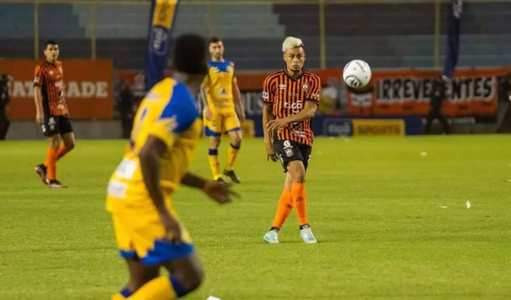 Darwin Cerén, capitán del Águila. ,image_description: