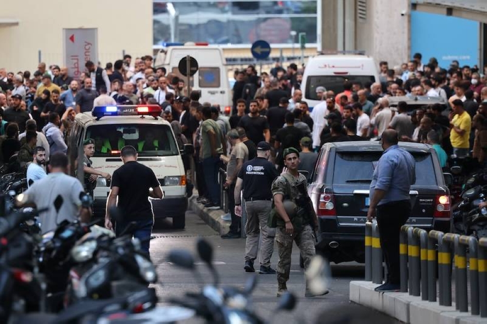 Ambulancias rodeadas de personas se ven a la entrada del Centro Médico de la Universidad Americana de Beirut el martes, después de que explosiones afectaran lugares en varios bastiones del grupo Hezbolá  en todo el Líbano. Cientos de personas resultaron heridas cuando los dispositivos de búsqueda de miembros de Hezbolá explotaron simultáneamente en todo el país./AFP,image_description: