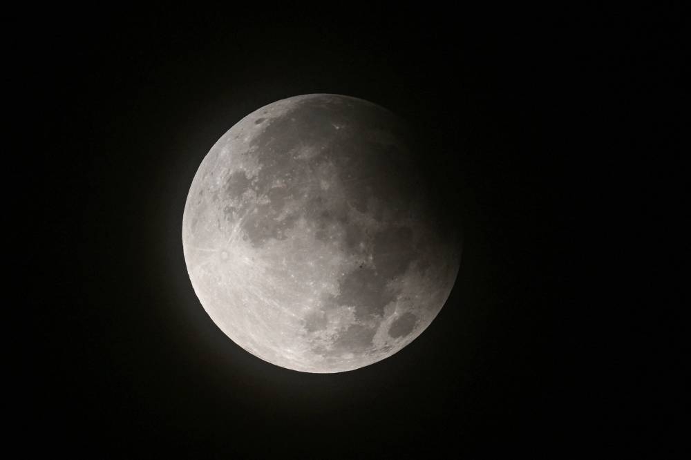 Esta fotografía muestra una luna llena (también llamada 