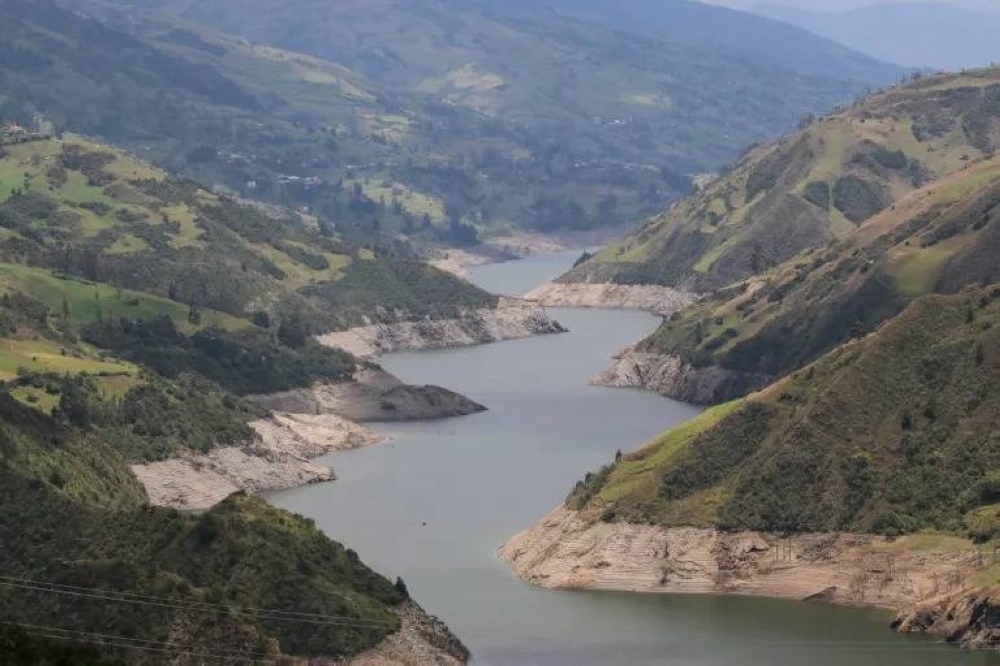 Vista del bajo nivel de agua en la central hidroeléctrica Mazar en Las Palmas, Ecuador, tomada el 17 de septiembre de 2024. /AFP,image_description: