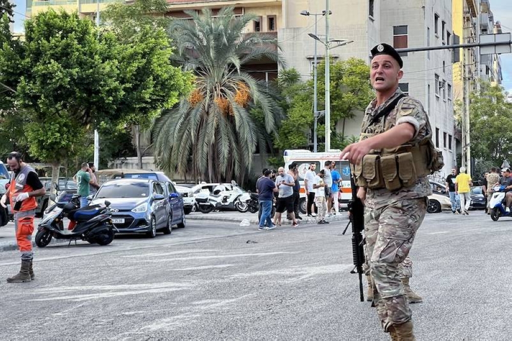 Un soldado del ejército libanés hace un gesto en el lugar de la explosión de un walkietalkie en Saida, en el sur del Líbano este miércoles / AFP,image_description: