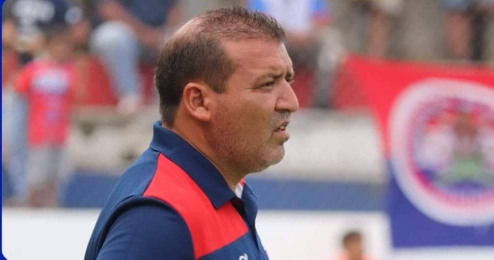 Gabriel Álvarez, entrenador del Firpo. ,image_description: