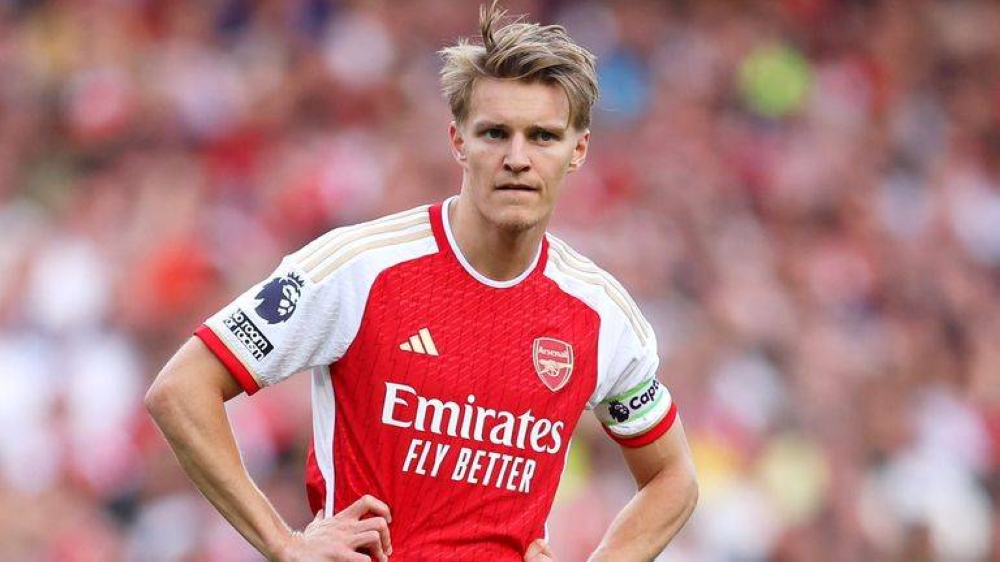 Martin Odegaard, capitán del Arsenal inglés. ,image_description: