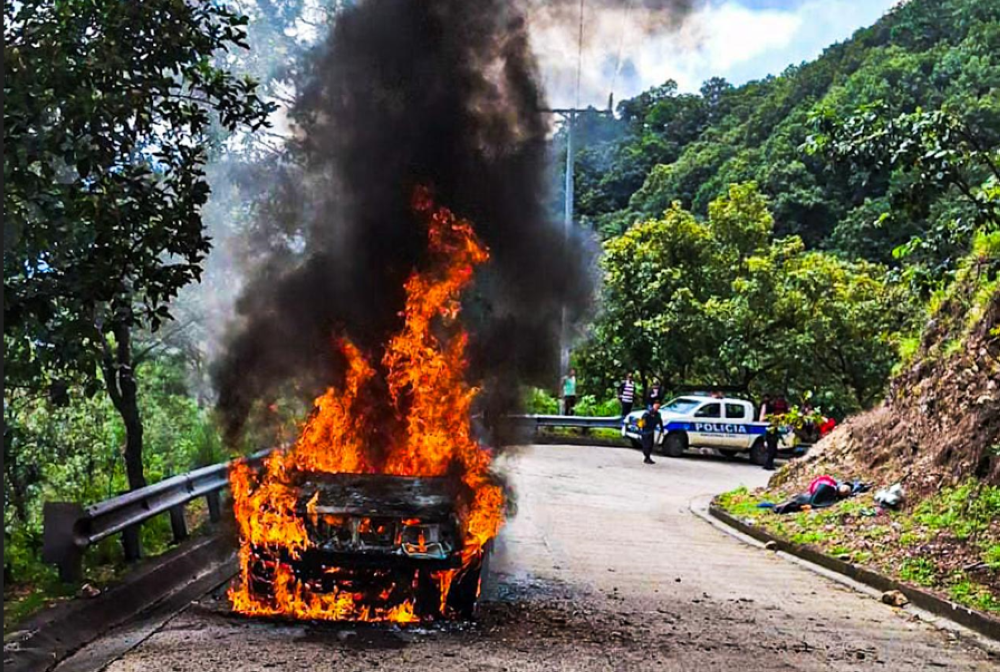 Un automóvil se incendió en la calle a cantón Río Chiquito,  en el distrito de San Ignacio/ Foto cortesía PNC.,image_description: