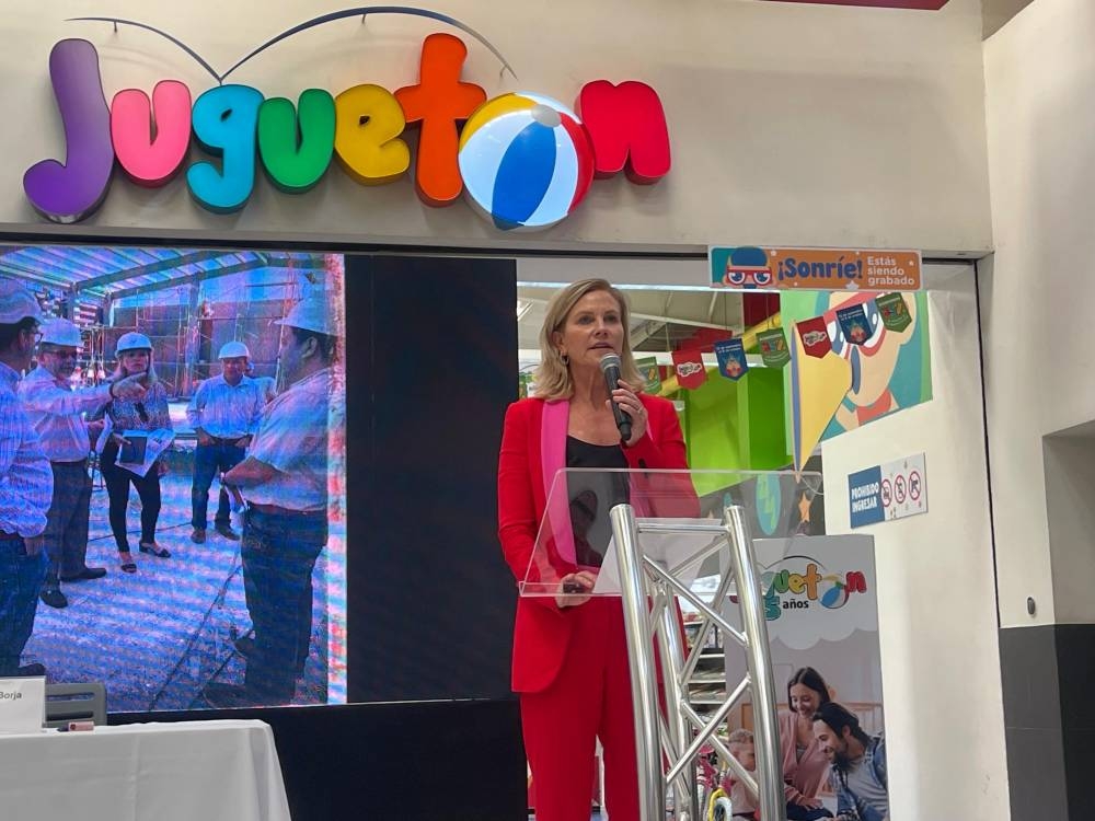 La presidenta de Juguetón, Anna Vu00f6lpel de Borja, durante la celebración de los 25 años de Juguetón. La juguetería es líder en El Salvador.,image_description: