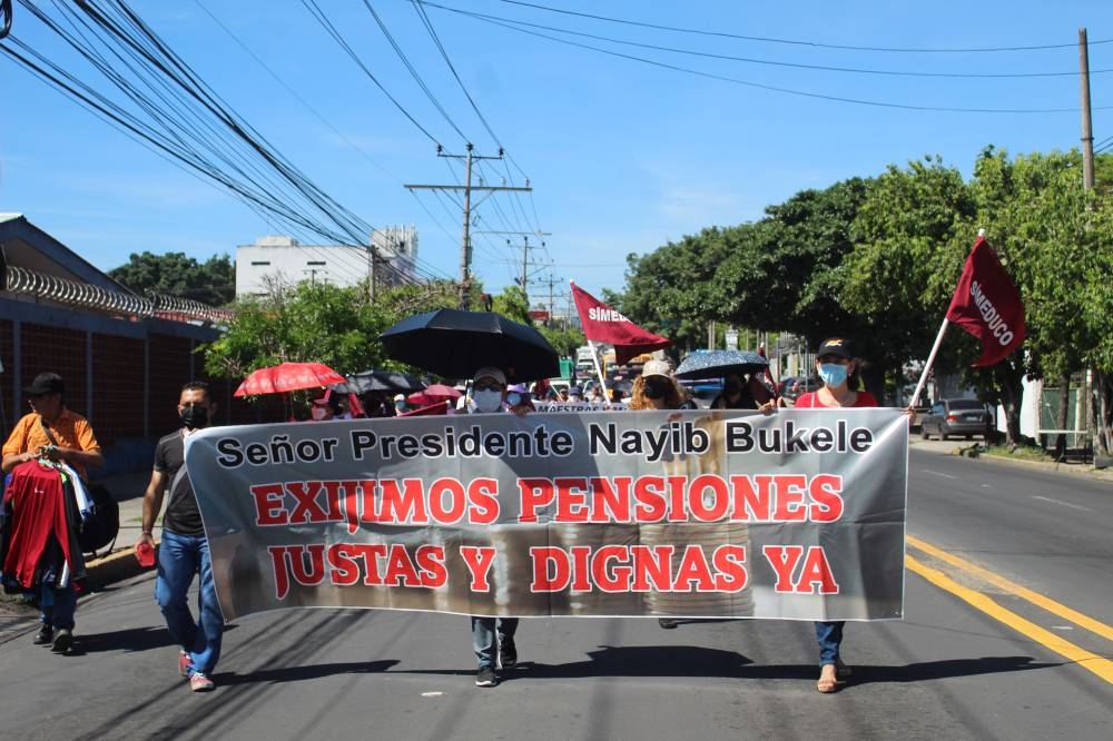 Una fotografía de archivo de una marcha de maestros donde exigían el incremento de las pensiones. /DEM ,image_description: