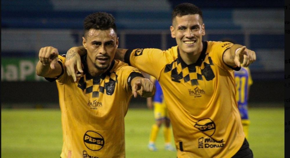 Blas Sosa y Darwin Cerén en la celebración.,image_description: