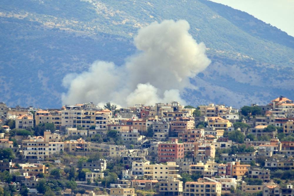 El humo se eleva desde el lugar de un ataque aéreo israelí en la aldea de Khiam, en el sur del Líbano, cerca de la frontera, el 19 de septiembre de 2024./AFP,image_description: