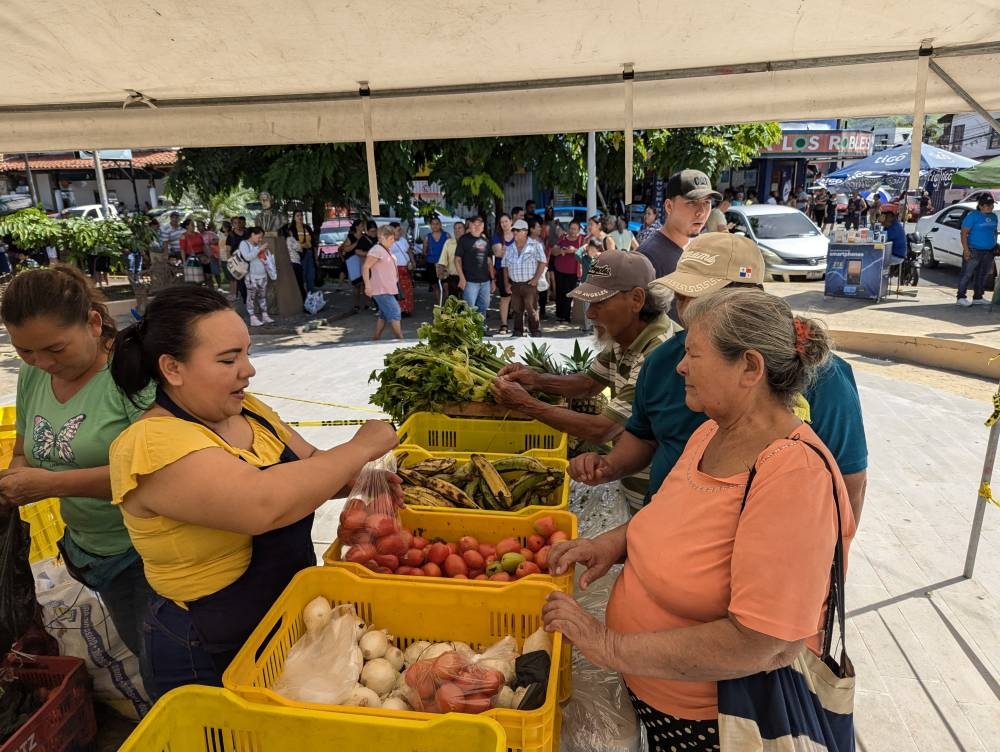 Bukele enfatizó que u201clos comerciantes son 100  privados, y que el Gobierno solo facilita cortar intermediariosu201d y que u201ccada vez hay más ubicaciones, mejores precios y más variedad. / Juan Martínez. n,image_description: