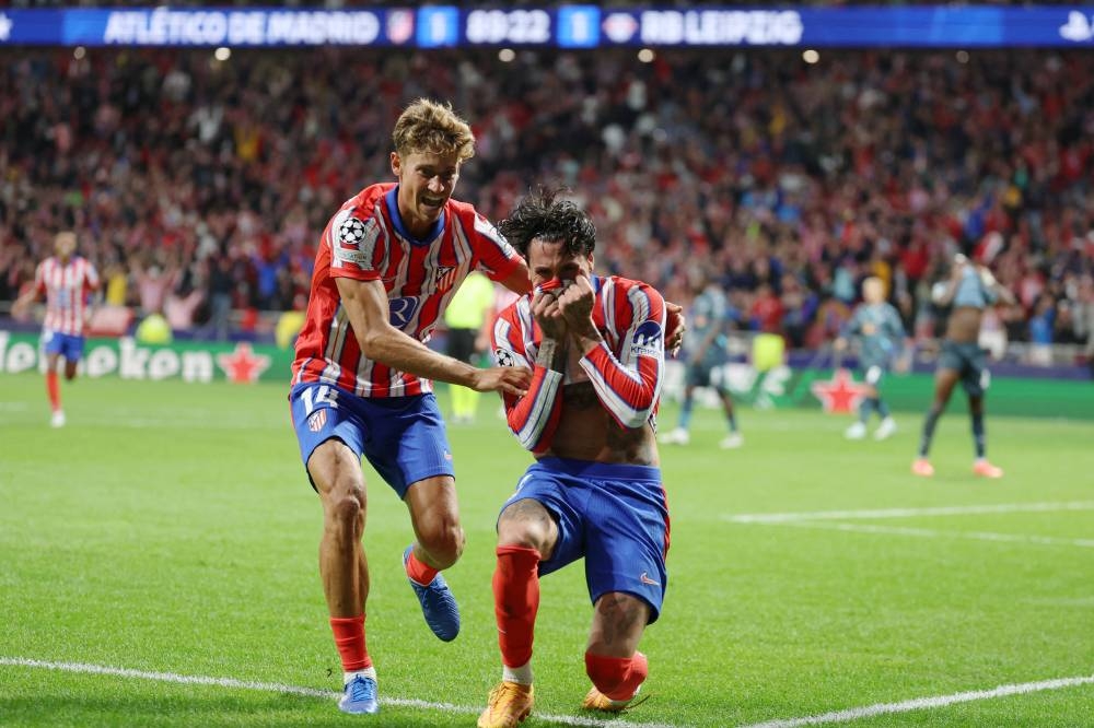 José María Giménez celebra el gol sobre la hora que le dio el triunfo al Atlético de Madrid. / AFP,image_description: