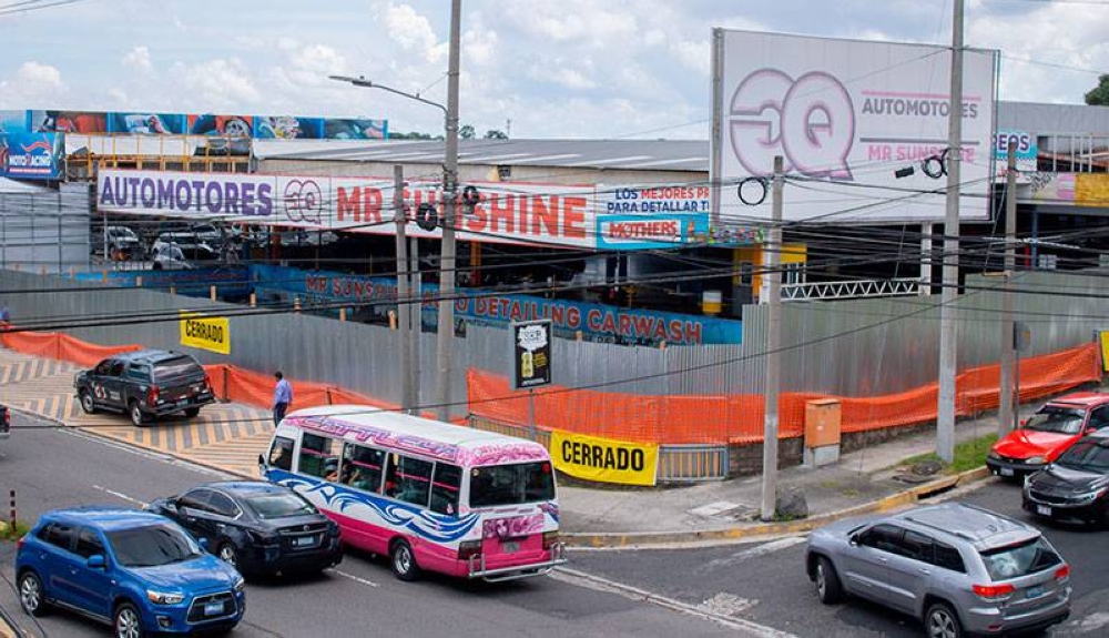 El taller GQ Racing ubicado en Santa Elena fue clausurado y tapado con láminas. / DEM