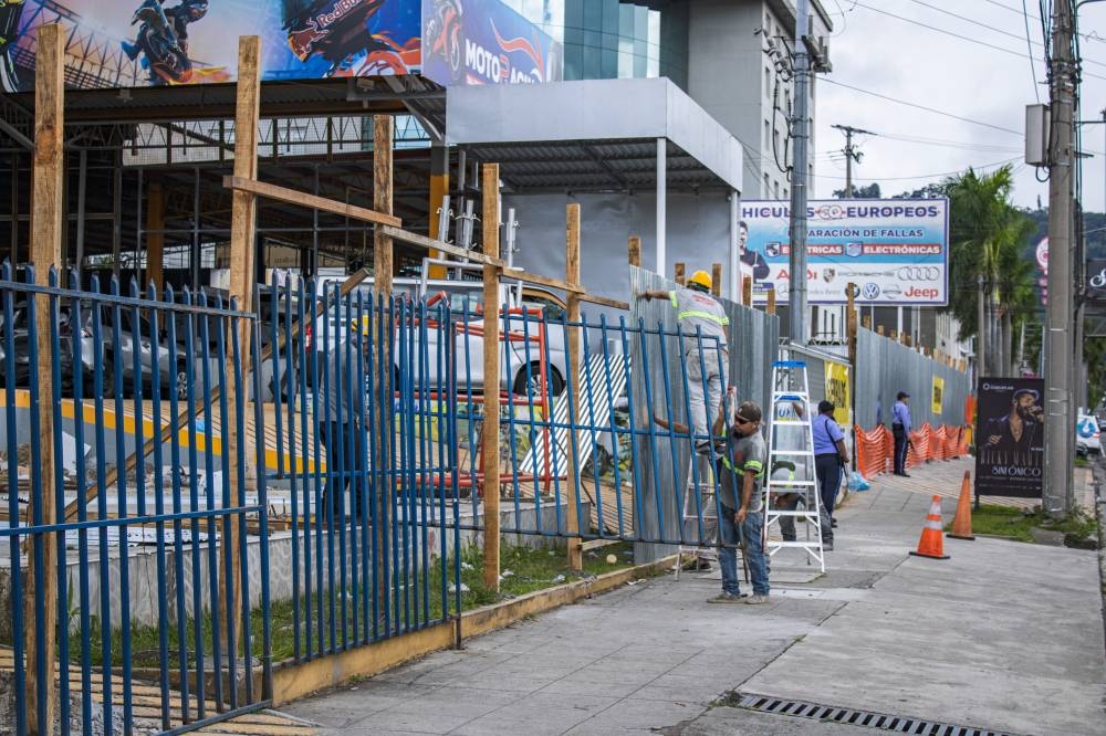 Ayer, colocaron láminas en los alrededores del taller que fue cerrado por orden judicial. El cierre coincidió con el fallo condenatorio del dueño Gerardo Quijada por estafa agravada. / Alexander Montes. 