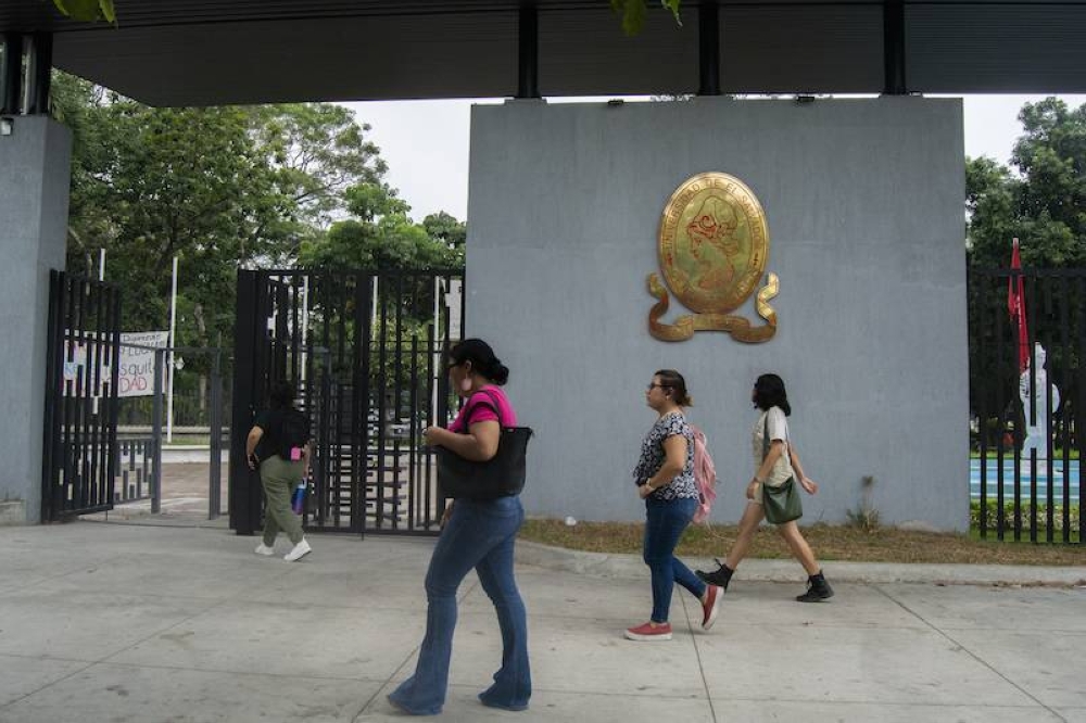 Los estudiantes de la Universidad de El Salvador gozan de gratuidad, pero podría estar en riesgo si el gobierno no paga la deuda. /Lisbeth Ayala.,image_description: