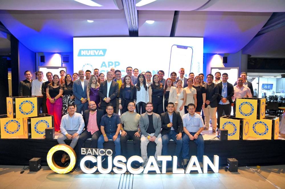 Banco CUSCATLAN se posiciona a la vanguardia del sector financiero, respondiendo a las crecientes demandas de un mercado digitalizado. ,image_description: