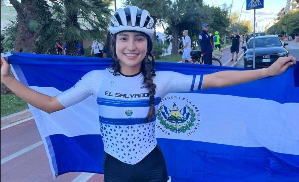 Ivonne Nóchez con la bandera de El Salvador. ,image_description: