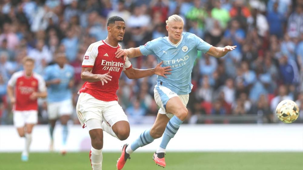 El francés Saliba y el noruego Haaland, protagonistas del duelo entre el City y el Arsenal. ,image_description: