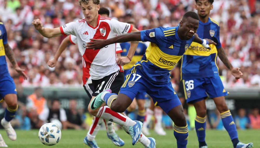 Colidio, de River Plate, frente a Advíncula, de Boca Juniors. / AFP,image_description: