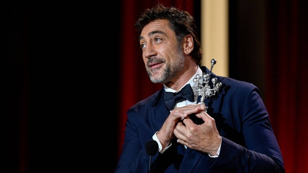 Javier Bardem agradeció este viernes el premio Donostia por sus logros de una vida en la actuación. Photos by ANDER GILLENEA / AFP,image_description: