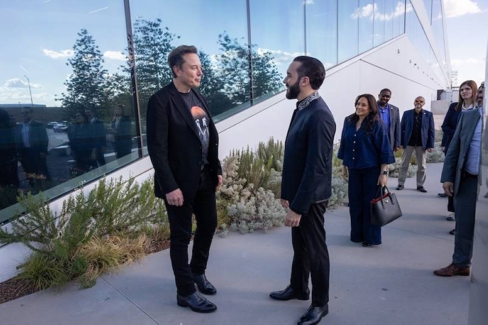 El magnate tecnológico Elon Musk y el presidente Nayib Bukele durante una reunión en la planta de Tesla, Gigafactory en Austin, Texas. /Casa Presidencial.,image_description: