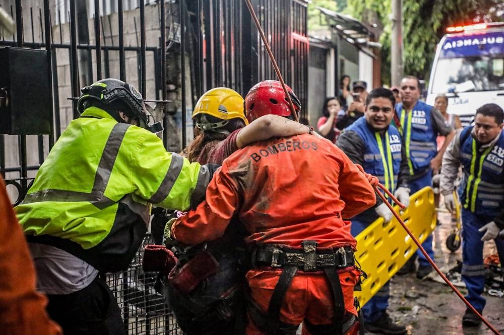 La mujer fue trasladada a un centro asistencial. / @PROCIVILSV