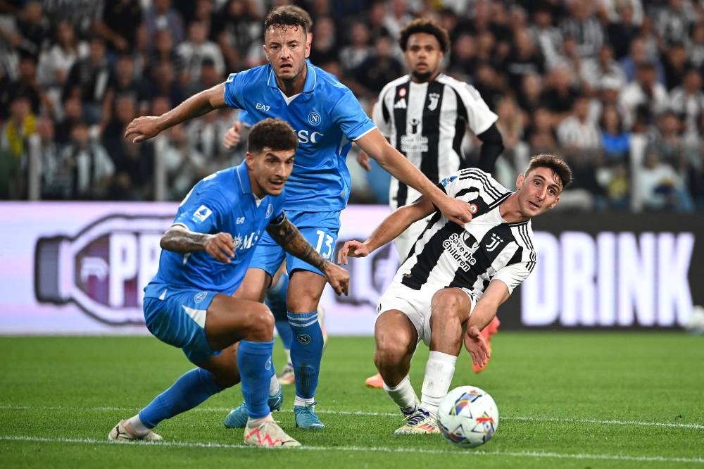 Andrea Cambiaso, de Juventus, ante Amir Rrahmani. / AFP,image_description: