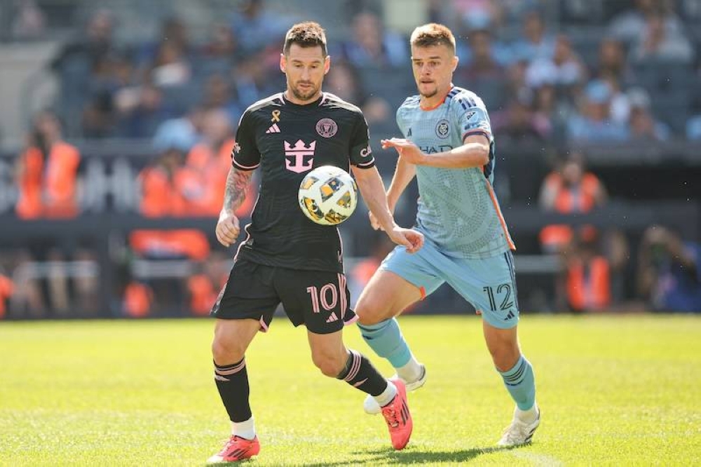 Lionel Messi del Inter Miami CF  disputa la bola con Strahinja Tanasijevi del New York City FC en el partido celebrado este sábado en Nueva York./AFP ,image_description:Inter Miami CF v New York City FC