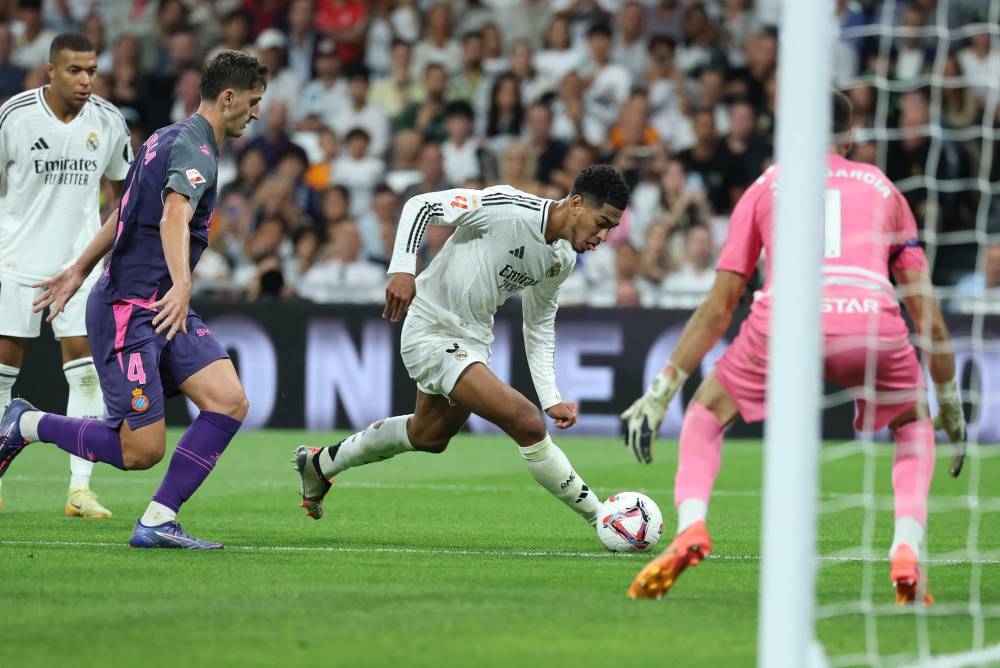 Jude Bellingham, del Real Madrid, busca el arco del Espanyol. / AFP,image_description: