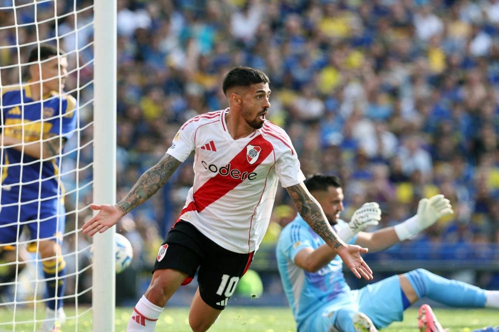 Manuel Lanzini grita el gol con el que River superó a Boca en La Bombonera. / AFP,image_description: