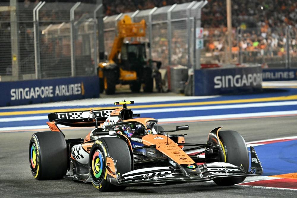 El Mclaren de Lando Norris en el circuito de Marina Bay. / AFP,image_description: