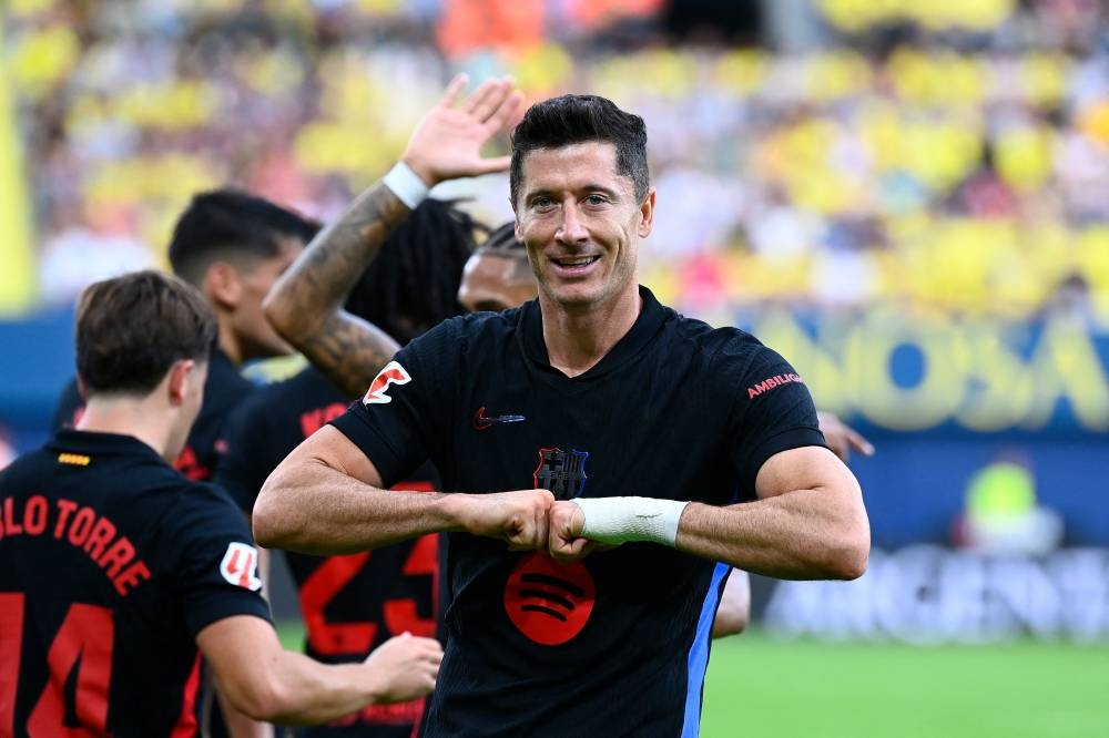 Robert Lewandowski celebra uno de los dos goles que le anotó al Villarreal. / AFP,image_description: