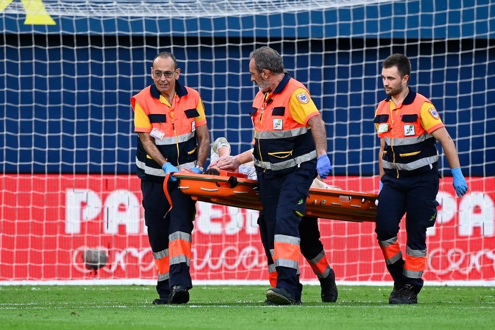 MarcAndre Ter Stegen sale en camilla del campo de juego en el partido VillarrealBarcelona. / AFP,image_description: