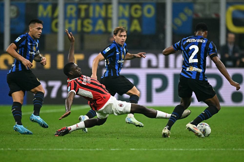 Youssouf Fofana, del Milan, se interpone a Lautaro Martinez, Nicolo Barella y Denzel Dumfries. / AFP,image_description: