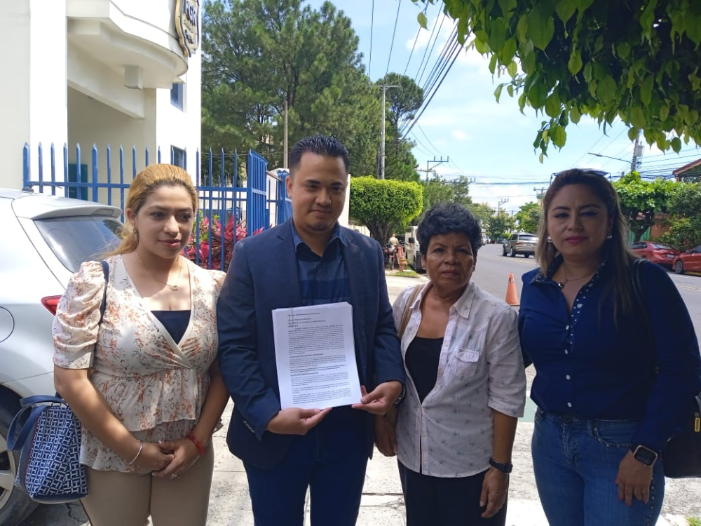 Integrantes de Unidech acompañan a la ciudadana que interpuso la denuncia ante la Fiscalía contra concejo de Santa Ana. / Unidech.,image_description: