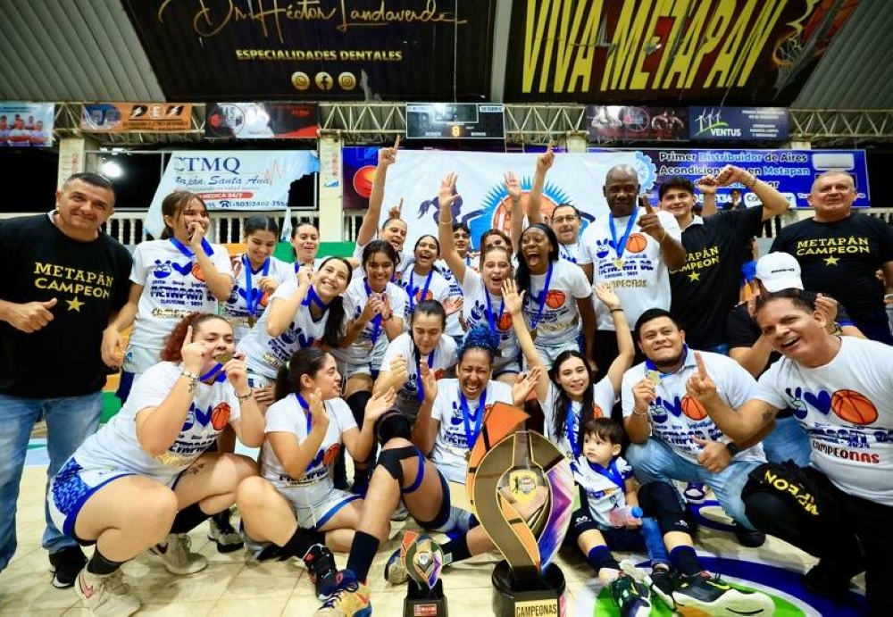 Las campeonas del Metapán y su momento de celebración. / INDES,image_description: