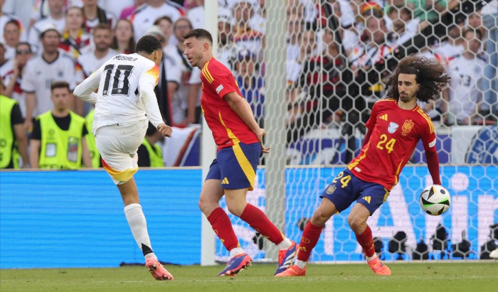 La mano de Cucurella ante el remate de Musiala, en el juego de la Eurocopa ante Alemania. / AFP,image_description: