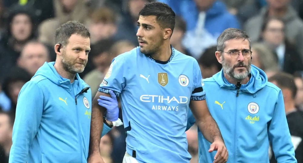 Rodri sale lesionado del juego contra el Arsenal en el Ettihad Stadium. ,image_description: