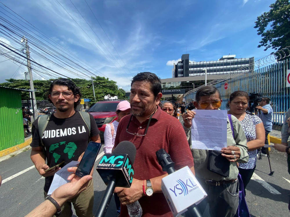 Miembros de la Mesa Permanente por la Justicia Laboralu00a0buscan estabilidad laboral en las alcaldías luego de la reestructuración. / Lisbeth Ayala.,image_description: