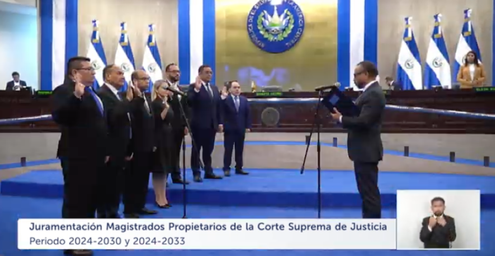 La juramentación de los siete magistrados propietarios. En primer plano, el magistrado Henry Alexander Mejía, electo como presidente de la CSJ y de la Sala de lo Constitucional. / Imagen de video de la Asamblea Legislativa.,image_description: