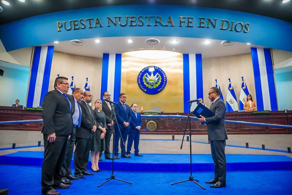 El presidente de la Asamblea, Ernesto Castro, juramenta a siete magistrados propietarios, la noche del 23 de septiembre de 2024. / AsambleaSV.,image_description: