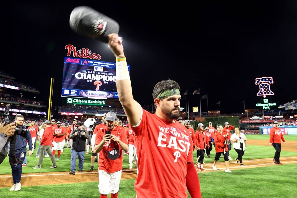 La celebración de Kyle Schwarber, de Philadelphia Phillies. / AFP,image_description:Chicago Cubs v Philadelphia Phillies