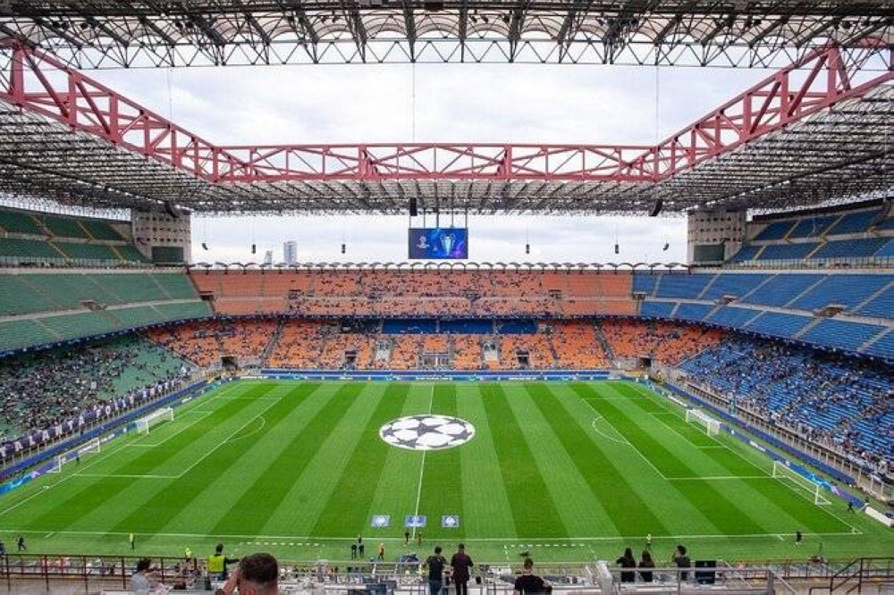 San Siro o Giuseppe Meazza, el estadio donde juegan el Milan y el Inter. ,image_description: