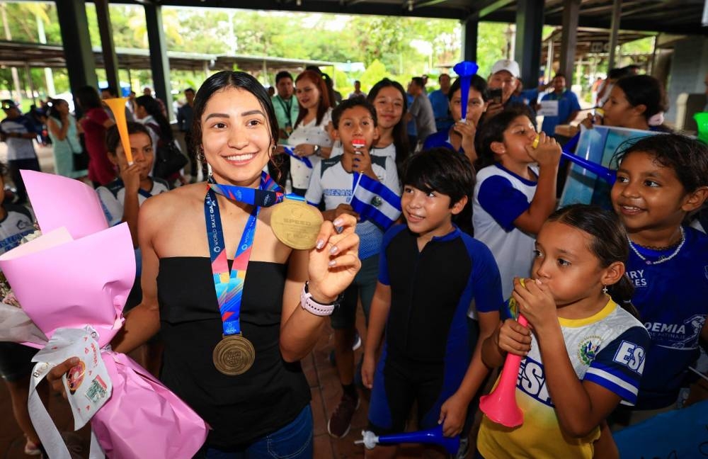 Ivonne Nóchez muestra su medalla lograda en Italia. /INDES,image_description: