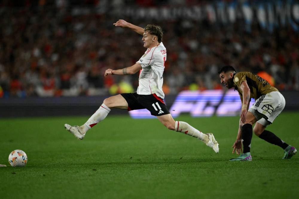 Facundo Colidio, autor del gol de River, busca la pelota ante la marca de Mauricio Isla, de Colo Colo. / AFP,image_description: